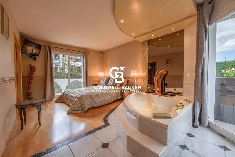 Maison - 285 m² - 6 pièces