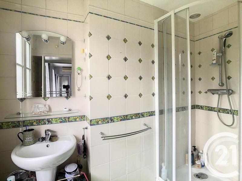 Maison - 235 m² - 10 pièces