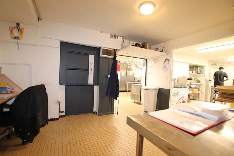 Maison - 1 300 m² - 40 pièces