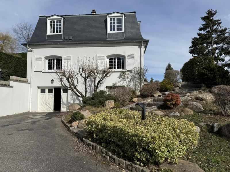 Maison - 204 m² - 9 pièces