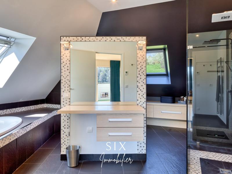 Maison - 270 m² - 9 pièces