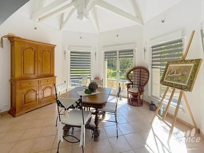 Propriété - 255 m² - 6 pièces