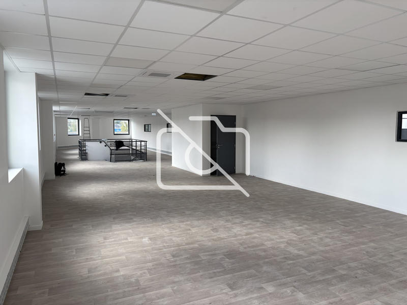 Entrepôt - 3 428 m²