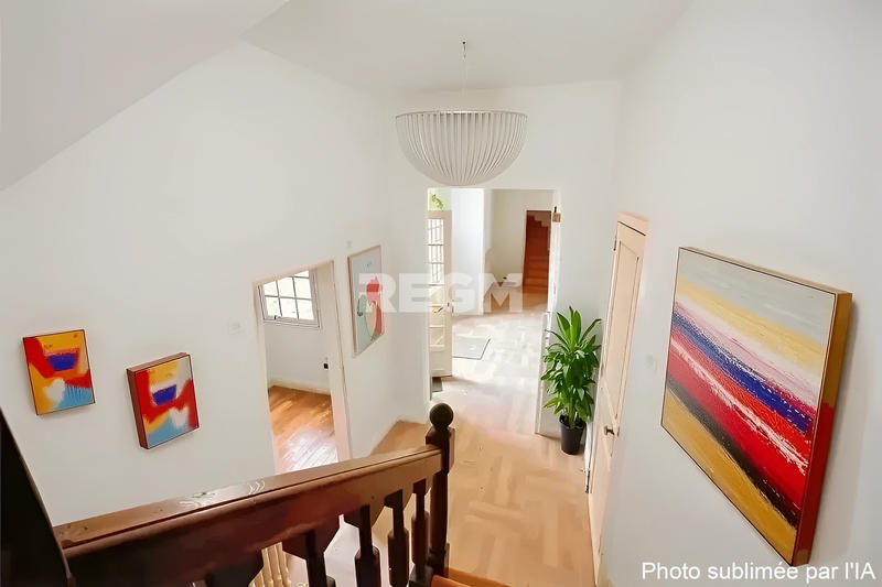 Maison - 341 m² - 9 pièces