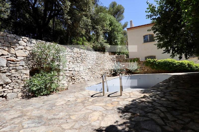 Maison - 250 m² - 14 pièces