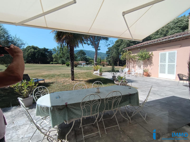 Villa - 300 m² - 10 pièces