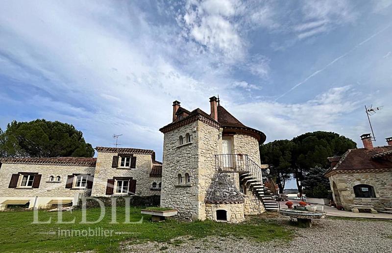 Propriété - 250 m² - 8 pièces