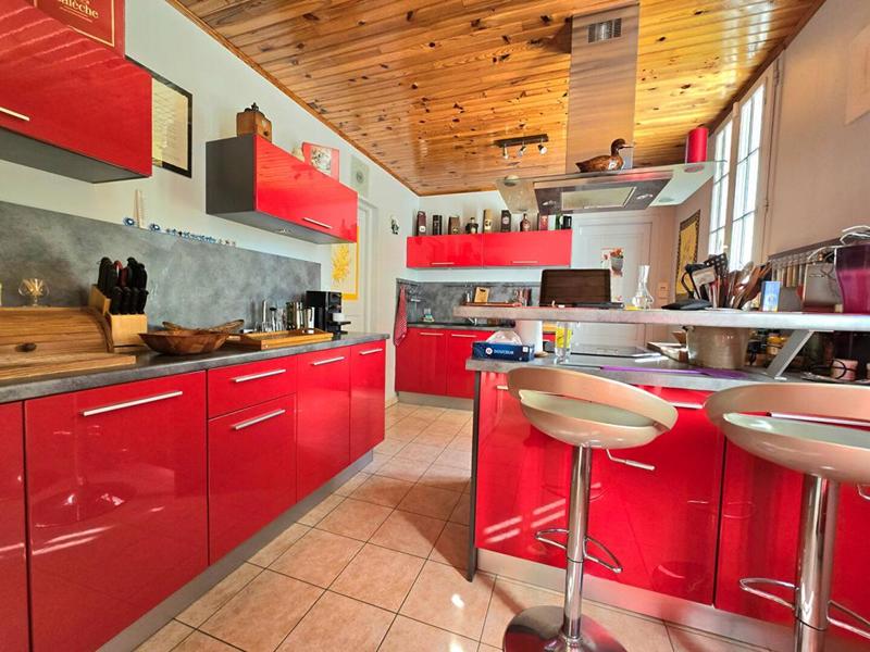 Maison - 220 m² - 9 pièces