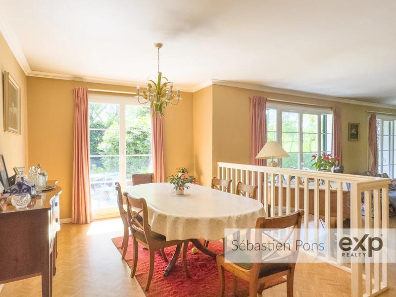 Maison - 230 m² - 8 pièces