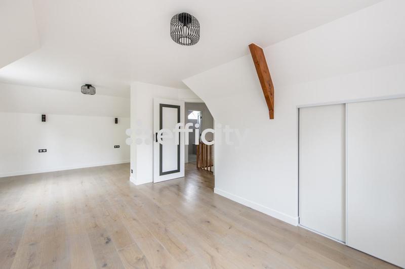 Maison - 330 m² - 9 pièces