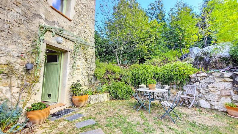 Maison - 352 m² - 9 pièces