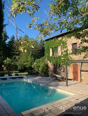 Maison - 360 m² - 8 pièces