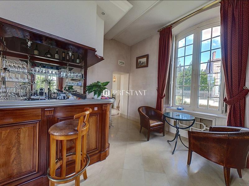 Maison - 675 m² - 11 pièces