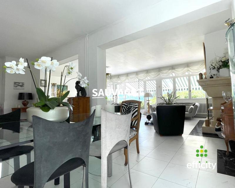 Maison - 275 m² - 9 pièces