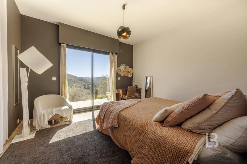 Maison - 260 m² - 8 pièces