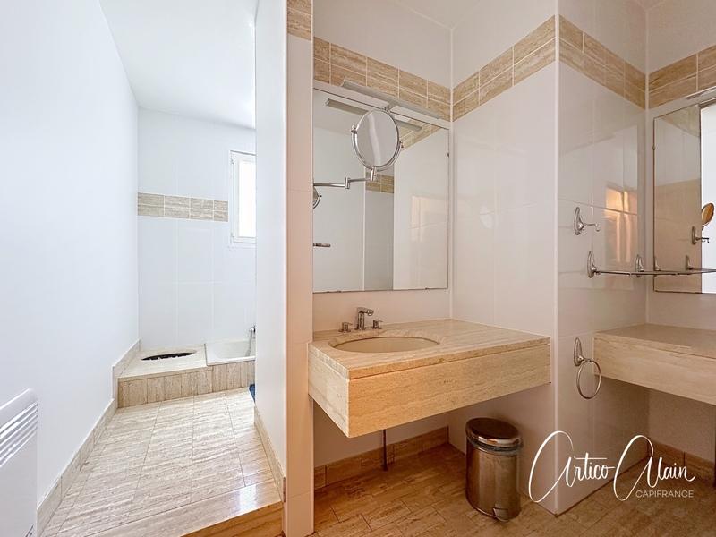 Maison - 220 m² - 7 pièces