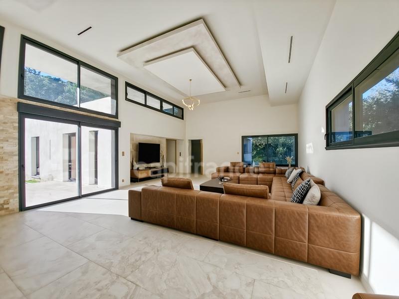 Maison - 225 m² - 7 pièces