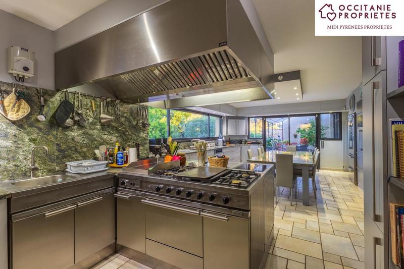 Propriété - 320 m² - 7 pièces