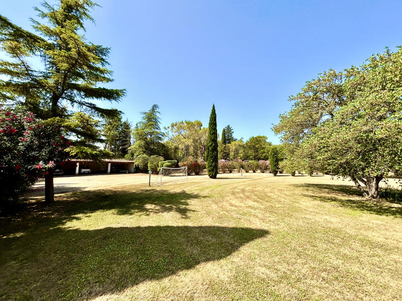 Propriété - 767 m² - 30 pièces