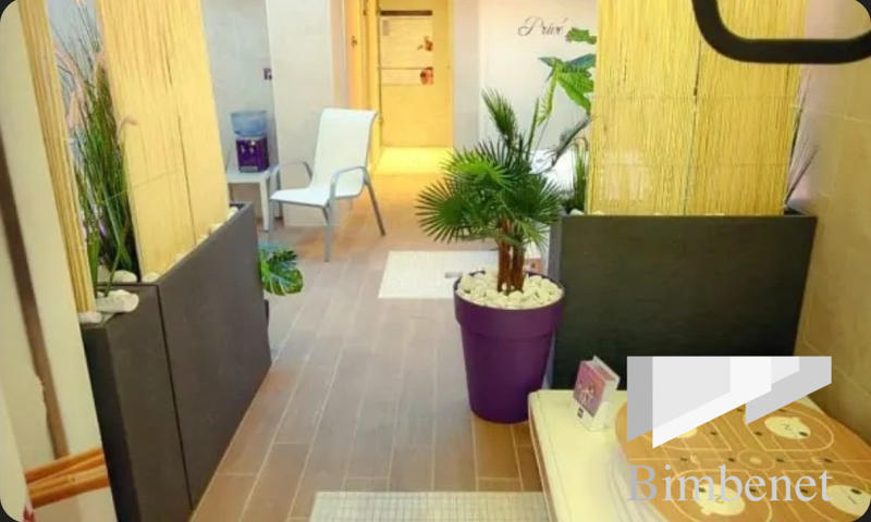 Local d'activités - 122 m² - 8 pièces