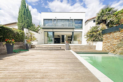 Maison - 328 m² - 5 pièces