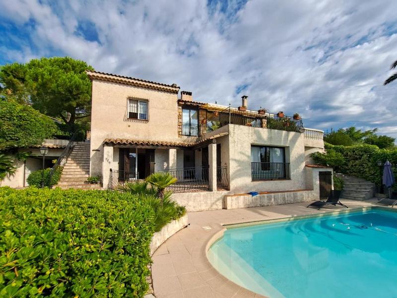 Villa - 234 m² - 9 pièces