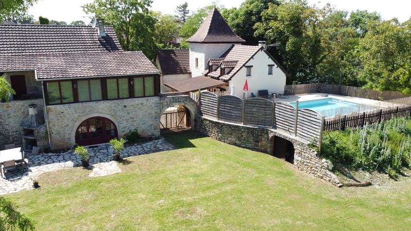 Maison - 250 m² - 10 pièces