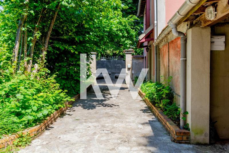 Maison - 256 m² - 9 pièces