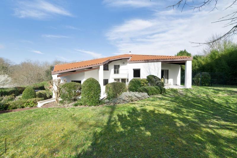 Maison - 402 m² - 9 pièces