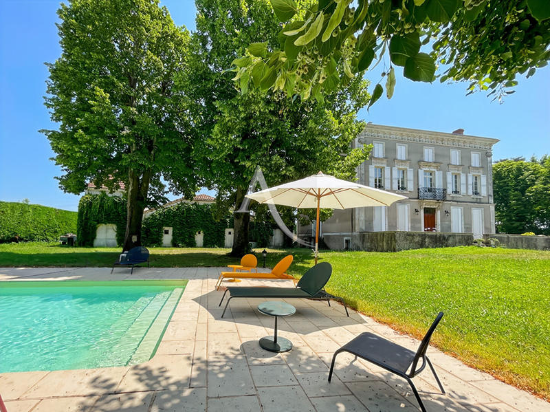 Maison - 437 m² - 11 pièces