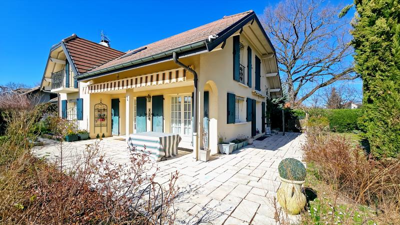 Maison - 241 m² - 7 pièces