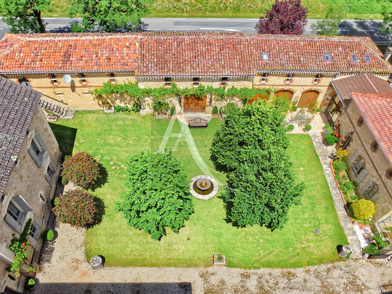 Demeure - 717 m² - 27 pièces