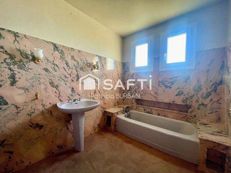 Maison - 236 m² - 8 pièces