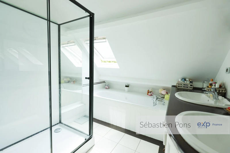 Maison - 269 m² - 9 pièces