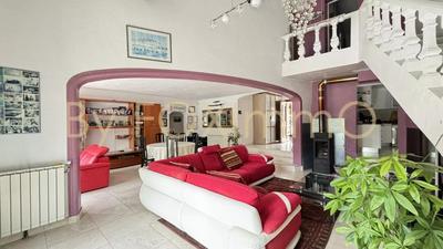 Maison - 230 m² - 6 pièces