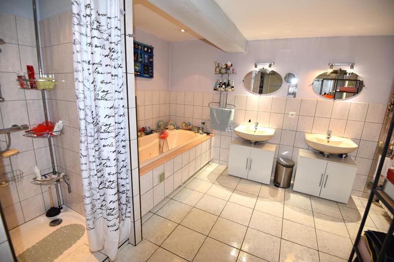 Maison - 246 m² - 8 pièces