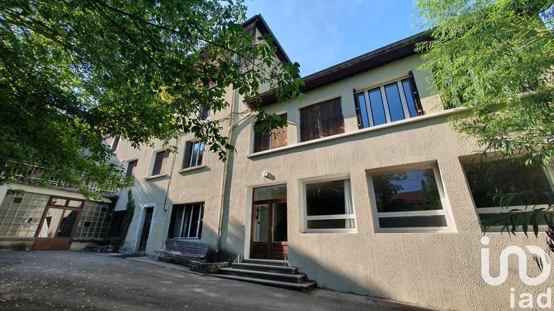 Appartement - 1 350 m² - 38 pièces