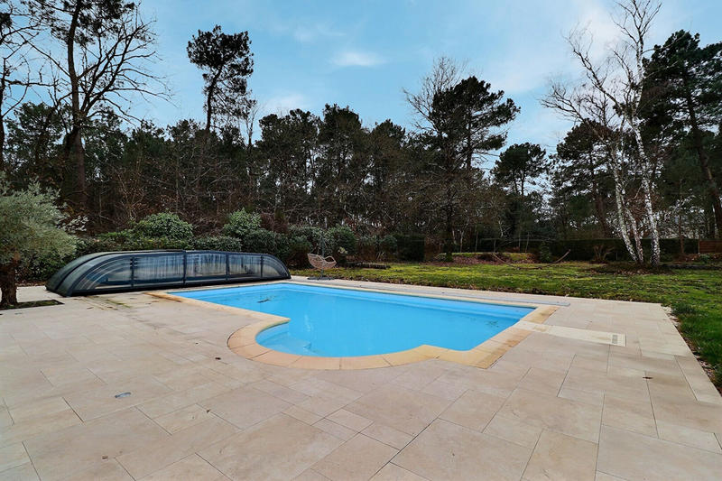 Maison - 239 m² - 8 pièces