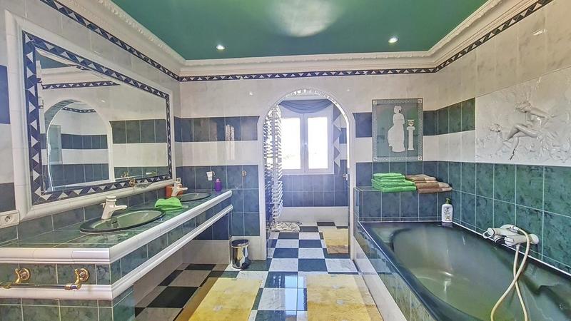 Propriété - 420 m² - 9 pièces