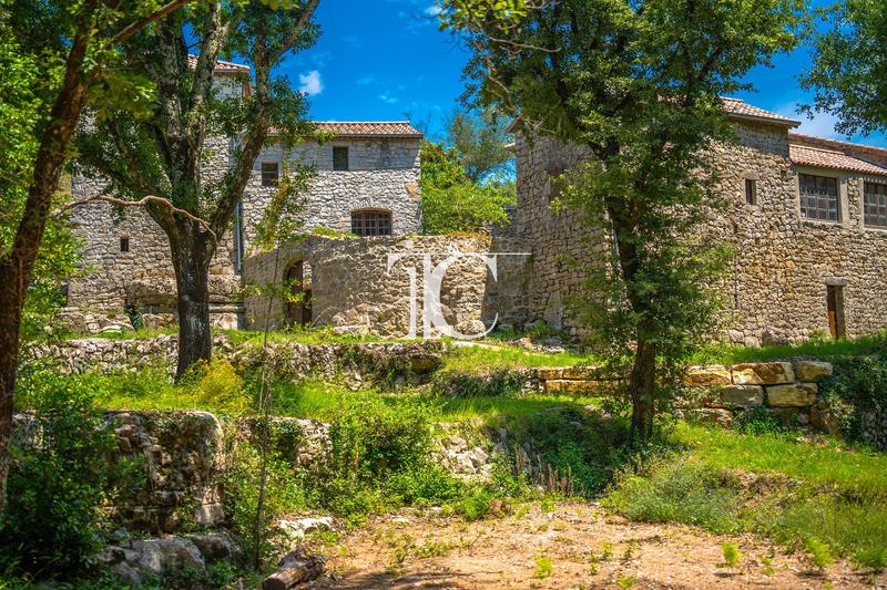 Maison - 305 m² - 14 pièces