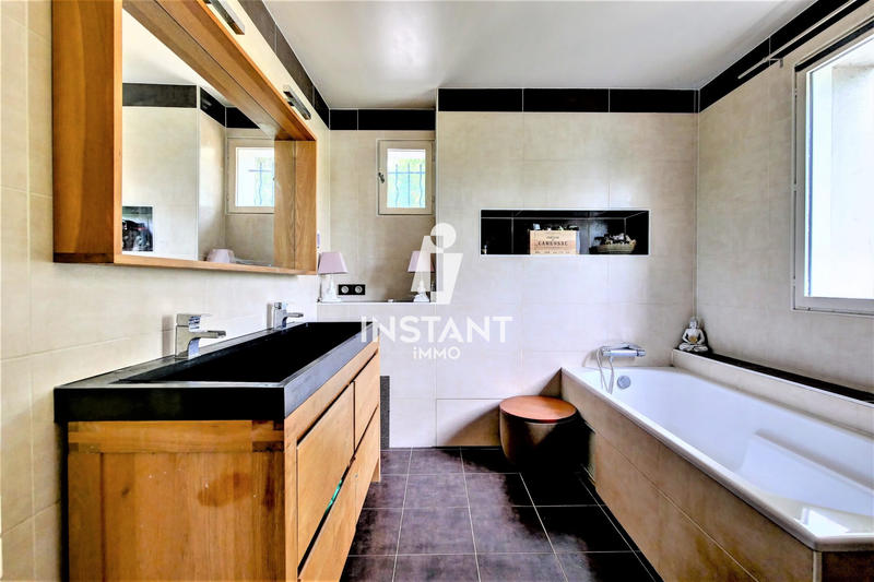 Maison - 210 m² - 9 pièces