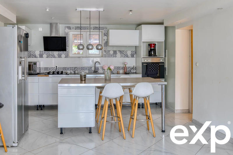 Maison - 182 m² - 9 pièces