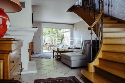 Maison - 219 m² - 9 pièces