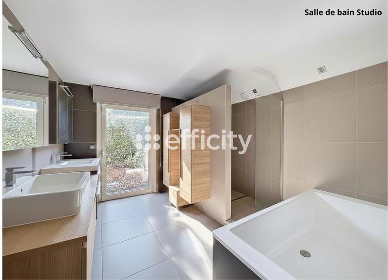 Maison - 375 m² - 8 pièces