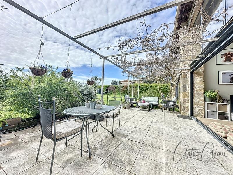 Maison en pierre - 676 m² - 11 pièces