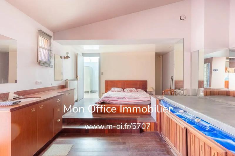 Maison - 225 m² - 8 pièces