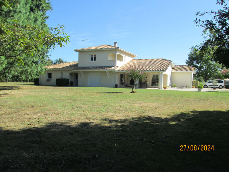 Maison - 221 m² - 8 pièces