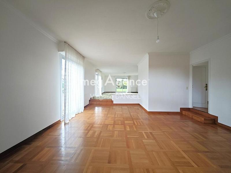 Maison - 230 m² - 10 pièces