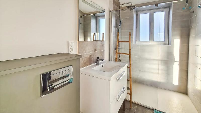 Propriété - 225 m² - 8 pièces