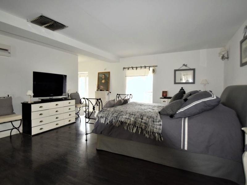 Maison - 238 m² - 7 pièces